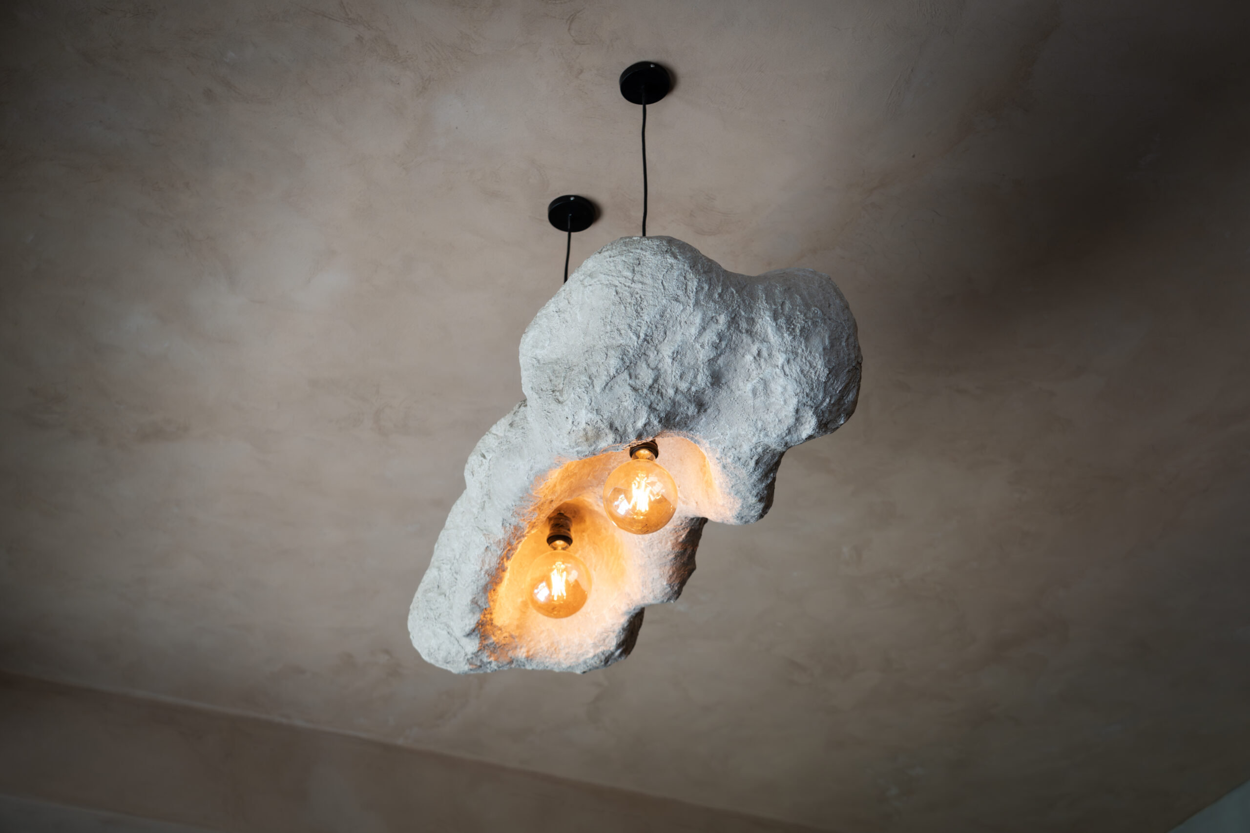 Mystères Védéo : Entre Ombres et Lumière